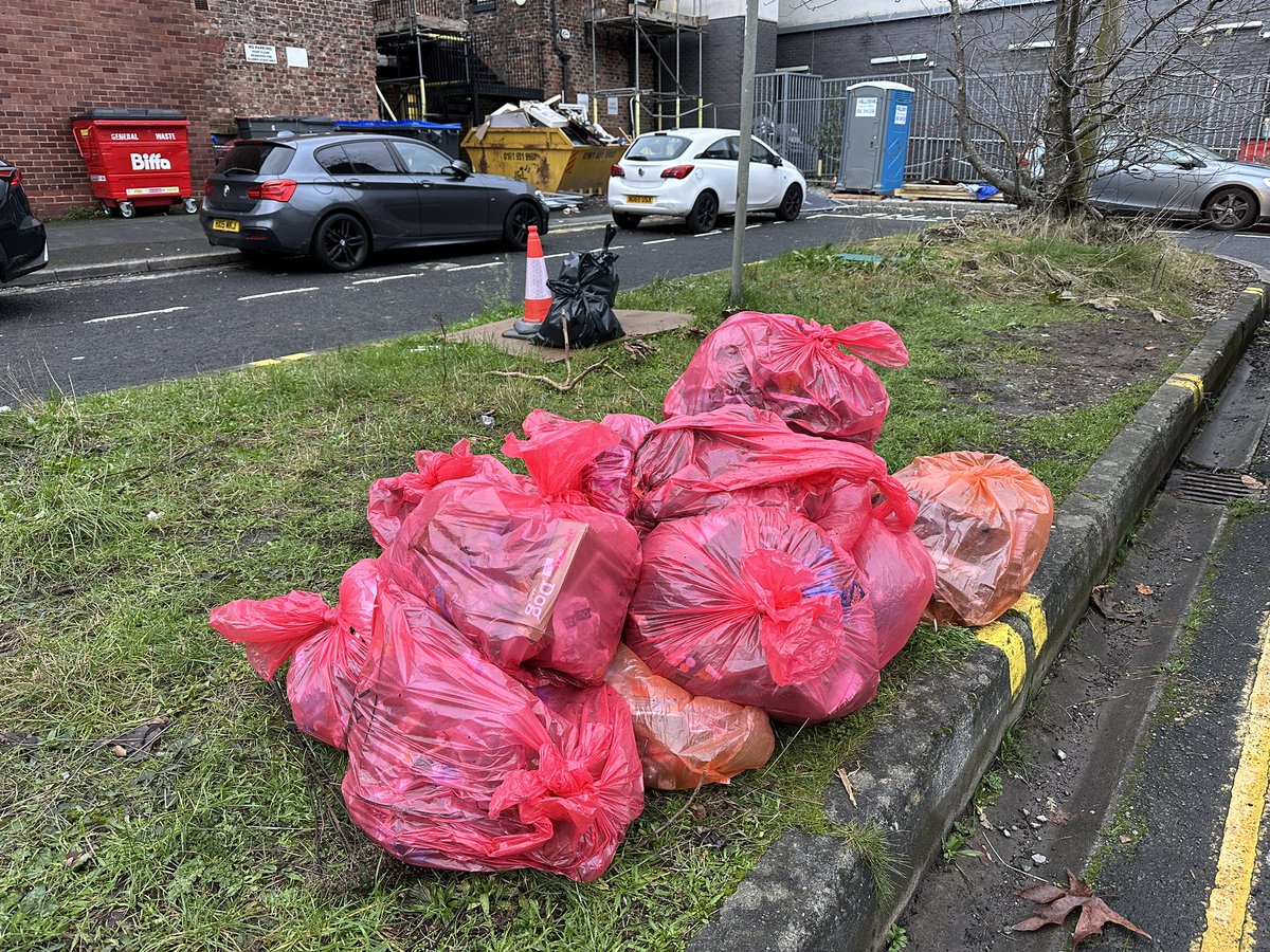There were only four of us volunteers this afternoon, but we managed to clear up 15 bags of rubbish from #Altrincham town centre nonetheless 😃

Could’ve done with shovels as all the paper waste had turned into papier mache. Made some grim discoveries regarding human 💩🤮