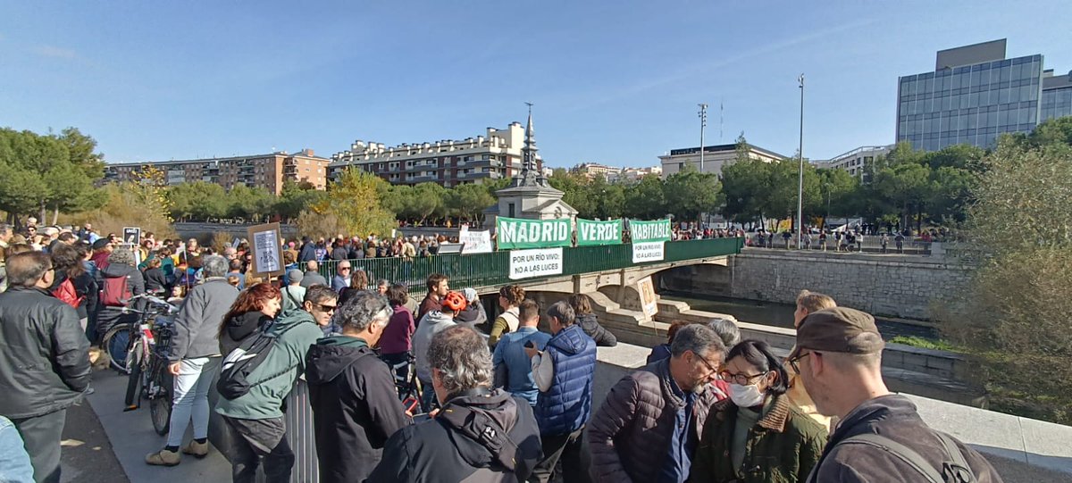 Hoy hemos estado en la concentración contra el proyecto de iluminación nocturna del río. Por un río y por unos barrios vivos, libres de turistificación y de especulación urbanística. 
#NoALasLuces #MadridNoSeVende #StopPelotazoErmita