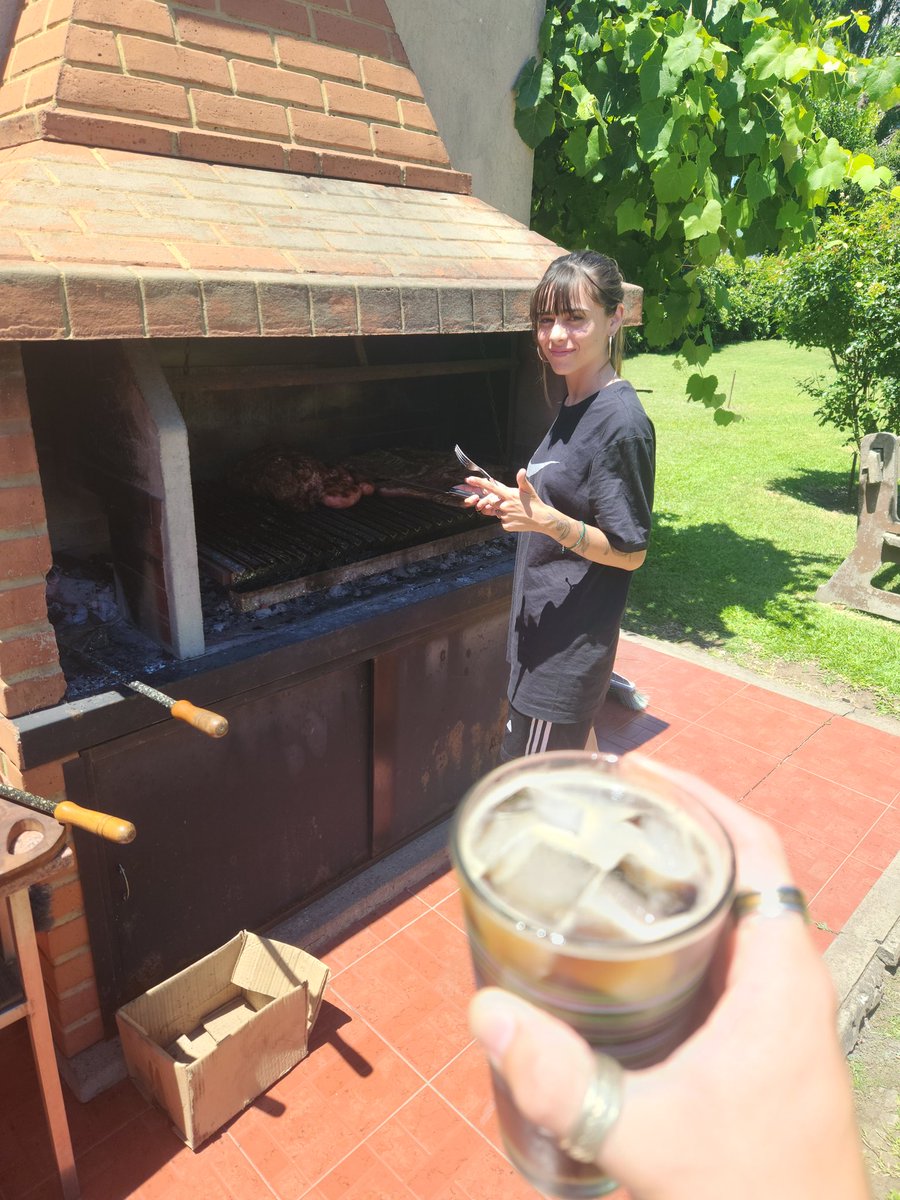 Última actualización: Yo me quedé dormido y ella volvió tipo 5 am. Ahora estamos en el cumple de su tía, yo estoy tomando fernet y ella hace el asado. No se si seré cornudo, pero si a cambio me va a dar de comer, yo estoy feliz. Que tengan lindo domingo.