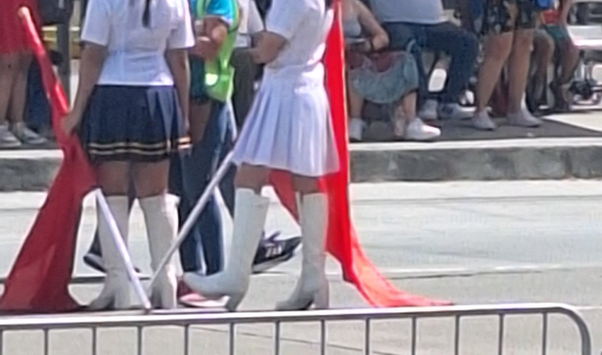 R0SSYB00P's tweet image. Los colegios ya deberían jubilar las botas de tacón. Las chiquillas no aguantan el dolor en los pies.
Pónganles zapatillas blancas y ya, para que disfruten el desfile y no sufran.
#FiestasPatrias