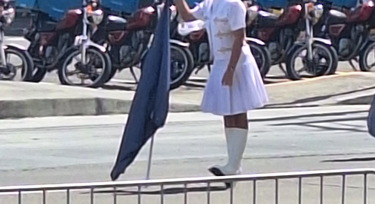 R0SSYB00P's tweet image. Los colegios ya deberían jubilar las botas de tacón. Las chiquillas no aguantan el dolor en los pies.
Pónganles zapatillas blancas y ya, para que disfruten el desfile y no sufran.
#FiestasPatrias
