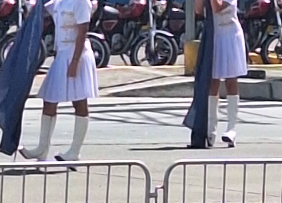 R0SSYB00P's tweet image. Los colegios ya deberían jubilar las botas de tacón. Las chiquillas no aguantan el dolor en los pies.
Pónganles zapatillas blancas y ya, para que disfruten el desfile y no sufran.
#FiestasPatrias