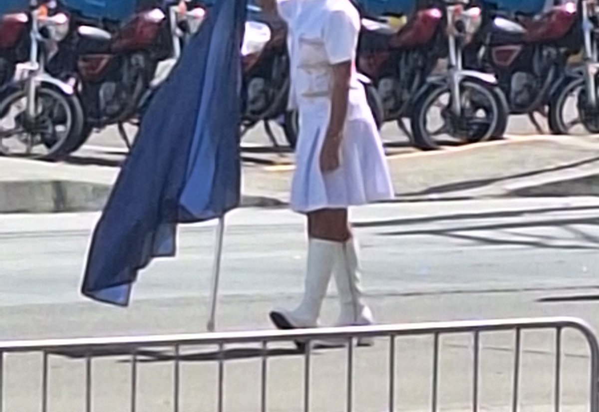 R0SSYB00P's tweet image. Los colegios ya deberían jubilar las botas de tacón. Las chiquillas no aguantan el dolor en los pies.
Pónganles zapatillas blancas y ya, para que disfruten el desfile y no sufran.
#FiestasPatrias