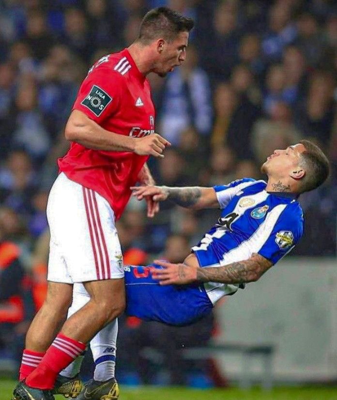 Perderam 4-1 na Luz.

São eliminados cedo na Taça pelo Moreirense e que percam outra vez quinta na Liga Europa.

Foram anos e anos a roubar, a jogar sujo, a ameaçar, a jogar da maneira mais suja possível e a demonstrar o que há de pior no futebol.

Que seja o fim do FC Porto.
