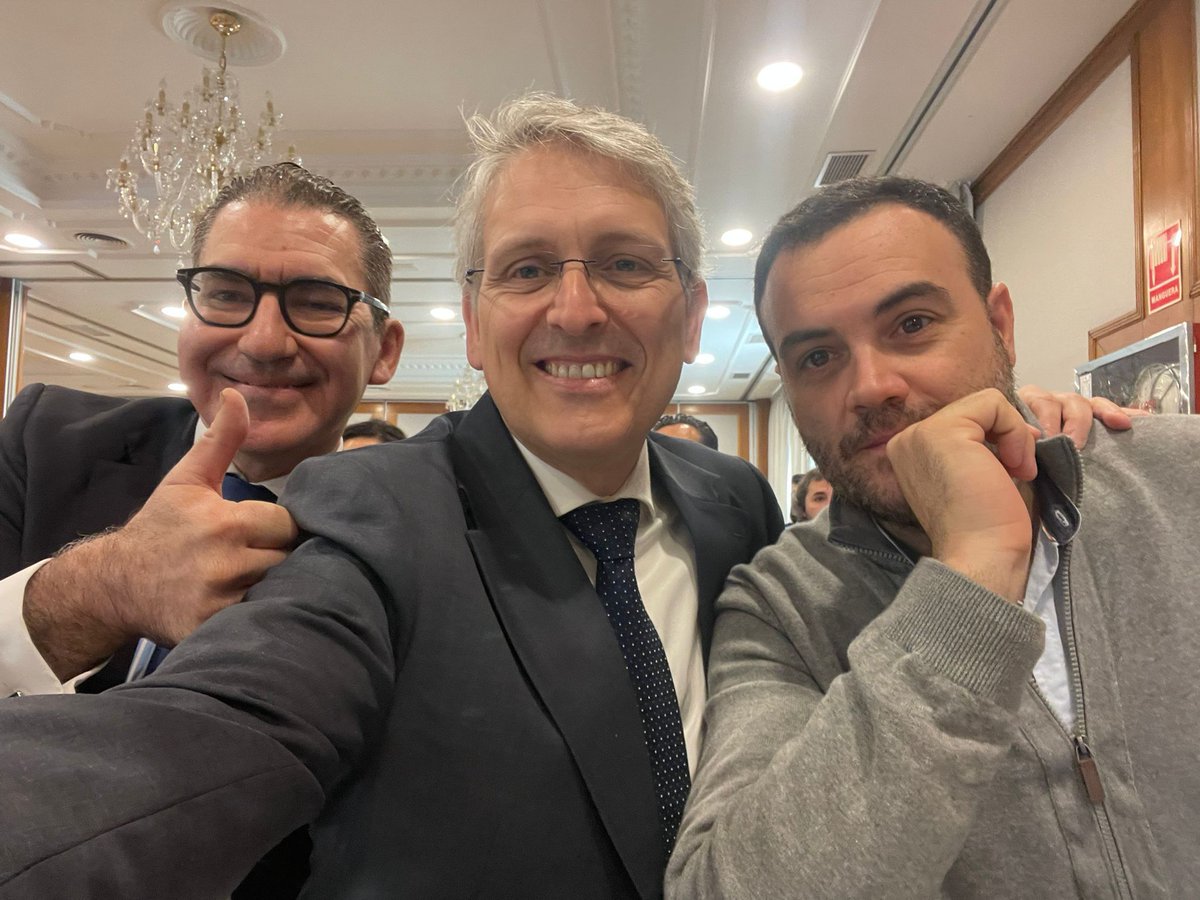 Instituto Cugat (@institutocugat) on Twitter photo ¡Parte del equipo de Instituto Cugat en acción! 🩺
✨ Los doctores <a href="/roberto6jas/">Roberto Seijas</a>, <a href="/davidbarastegui/">David Barastegui</a> y <a href="/PedroAlvarezDia/">Pedro Alvarez Diaz</a> brillaron en Mérida durante una jornada de formación.
¡Aprendiendo y compartiendo como nunca! 📚 ¡Parte del equipo de Instituto Cugat en acción! 🩺
✨ Los doctores <a href="/roberto6jas/">Roberto Seijas</a>, <a href="/davidbarastegui/">David Barastegui</a> y <a href="/PedroAlvarezDia/">Pedro Alvarez Diaz</a> brillaron en Mérida durante una jornada de formación.
¡Aprendiendo y compartiendo como nunca! 📚