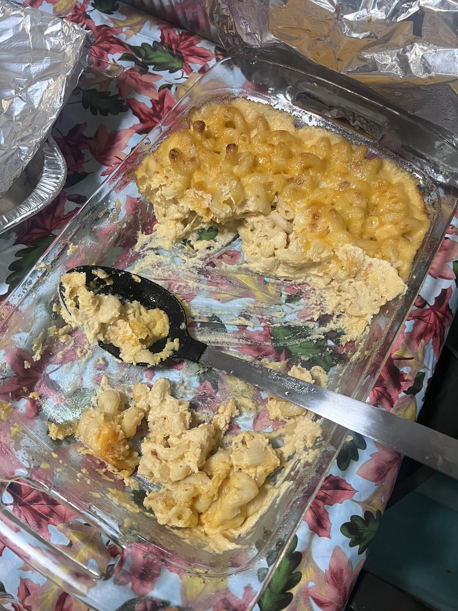annabmode's tweet image. my coworkers tore UP my mac and cheese at the friendsgiving 😫💕