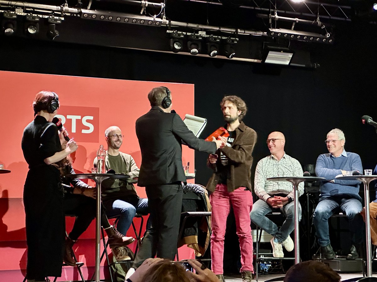 📚 Toutes nos félicitations à Lorrain Voisard, lauréat du Prix du public RTS 2024 pour «Au cœur de la bête»! 🎉
Un premier roman saisissant qui plonge dans l'univers brut d'un abattoir, avec poésie et humanité.

📖 Plus d'infos 👉 rts.ch/articles/2024/…

📷 RTS