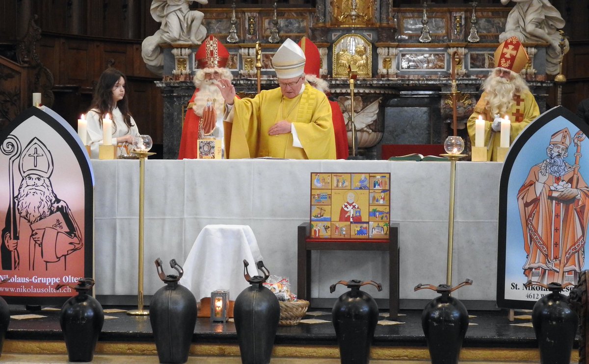 Samichlaus Segnung in der Kathedrale von Solothurn <a href="/BistumBasel/">Bischof Felix Gmür</a> <a href="/kathch/">Portal kath.ch</a> #Nikolaus #6.Dezember mit Weihbischof Josef