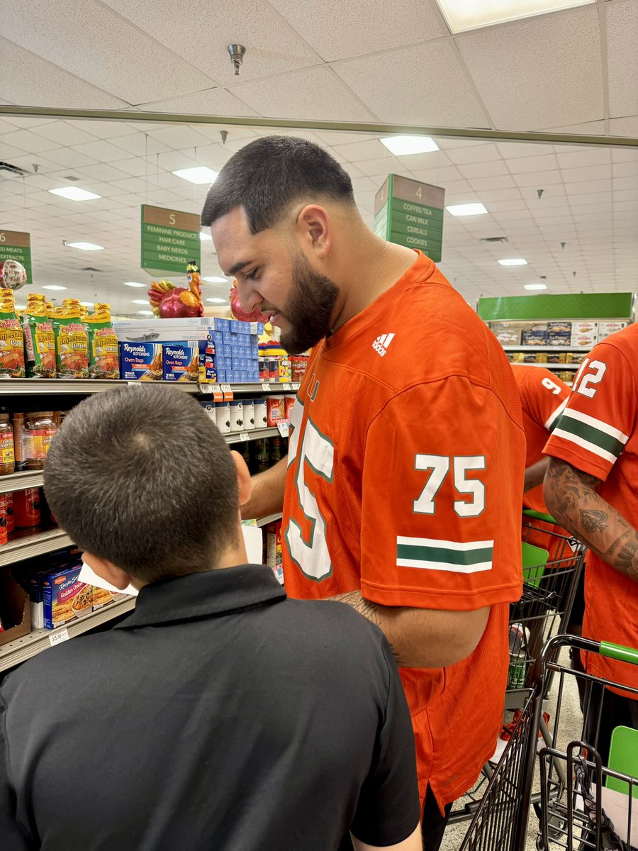 ChristyChirinos's tweet photo. Always one of my favorite days of the year, Canes Day of Giving, where the Canes shop for, and prepare, Thanksgiving meal boxes for some very special South Florida families. ๐งก๐ https://t.co/d5qfbGusAd