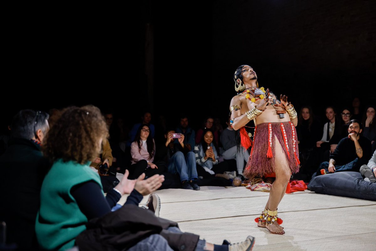 la_Biennale's tweet photo. Durante l’ultima settimana della #BiennaleArte2024, otto artisti hanno invitato “i visitatori ad accettare nuove prospettive sulla complessità delle esperienze corporee”. A chiudere il programma di performance di #StranieriOvunque è #AhmedUmar, che con TALITIN تَالـِـتِن (THE THIRD) compie un recupero radicale della danza nuziale sudanese.
Scopri di più → https://t.co/N6nN4ciRVI