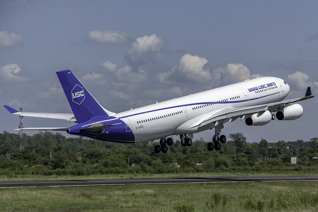 snao122's tweet photo. Definitivamente la que se robó toda la mirada de la jornada fue el A340-300 de la aerolínea Universal Sky Carrier, encargada de transportar a los hinchas de #RacingClub
#ASUspotters by @aeronauticapy & @aviacionline https://t.co/DCV7dItwNx