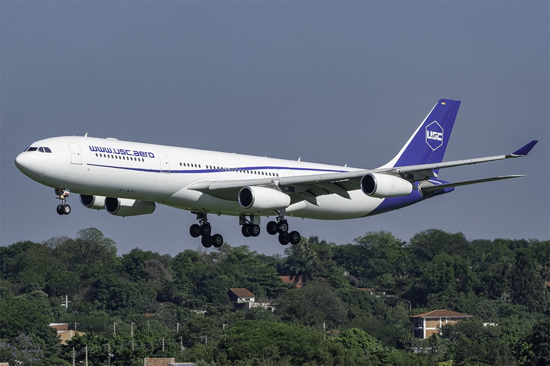 snao122's tweet photo. Definitivamente la que se robó toda la mirada de la jornada fue el A340-300 de la aerolínea Universal Sky Carrier, encargada de transportar a los hinchas de #RacingClub
#ASUspotters by @aeronauticapy & @aviacionline https://t.co/DCV7dItwNx