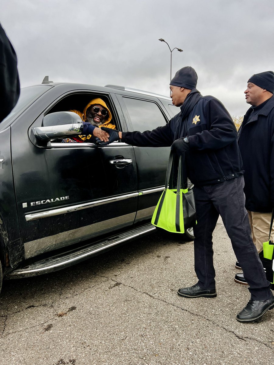 SheriffRaphael's tweet photo. The Wayne County Sheriff’s Office assisted CNS Healthcare with their annual turkey giveaway. Our team never misses an opportunity to show up for a worthy cause. https://t.co/Eo6VIeqlkq
