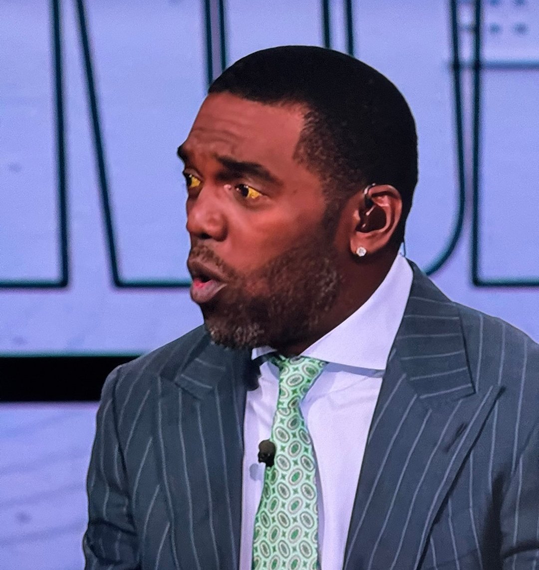 Sniper_King_G's tweet photo. I hope nothing is wrong with Randy Moss! His eyes are more yellow than Michael Jordan's eyes now! https://t.co/KpMtT1e0vL