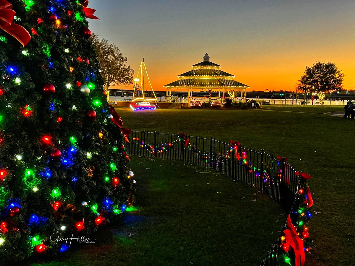 VisitNewBern's tweet photo. We hope you will join us for Light Up the Season on Friday, November 29th. #BearyMerryChristmas #familyfun #holidaymagic 📸 Gary Hollar https://t.co/LDcKuh1MxF