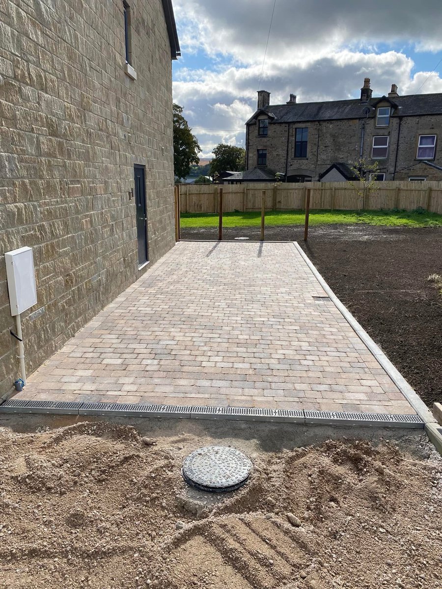 Thanks to James Hodkinson Design and Build for sharing these images of the project they've been working on using one of our concrete mixing buckets
#hydraulicattachments #robustrack #concretemixingbucket