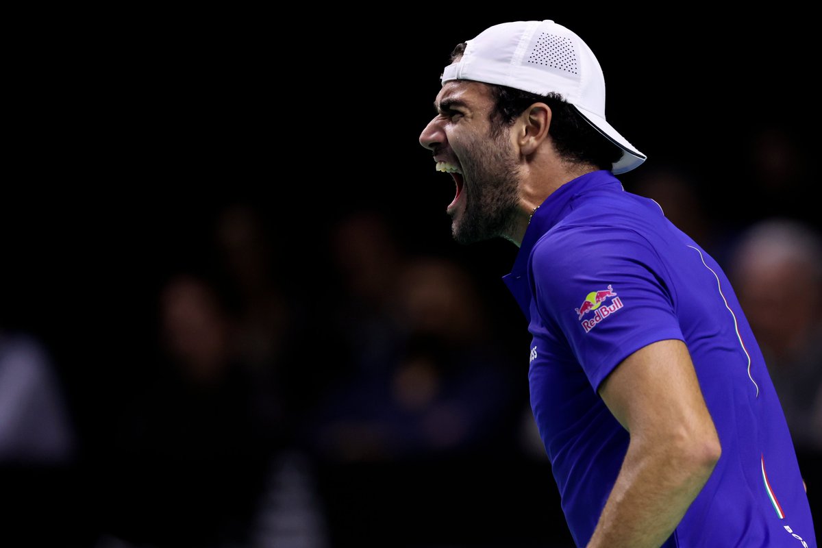 teozorzoli's tweet photo. Da ultrà nel 2023 a uomo Davis nel 2024

Matteo #Berrettini ha vinto 6 partite in maglia azzurra:
- le tre ai gironi di Bologna;
- il doppio in coppia con #Sinner contro l'Argentina
- la battaglia con Kokkinakis in semi
- il primo atto della finale con Van de Zandschulp

Nessuno come lui