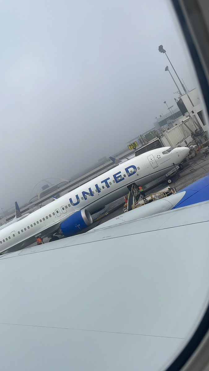 First leg of the tip has begun! <a href="/SJ_Hoops/">St. Joseph Hoops</a> 🇵🇭