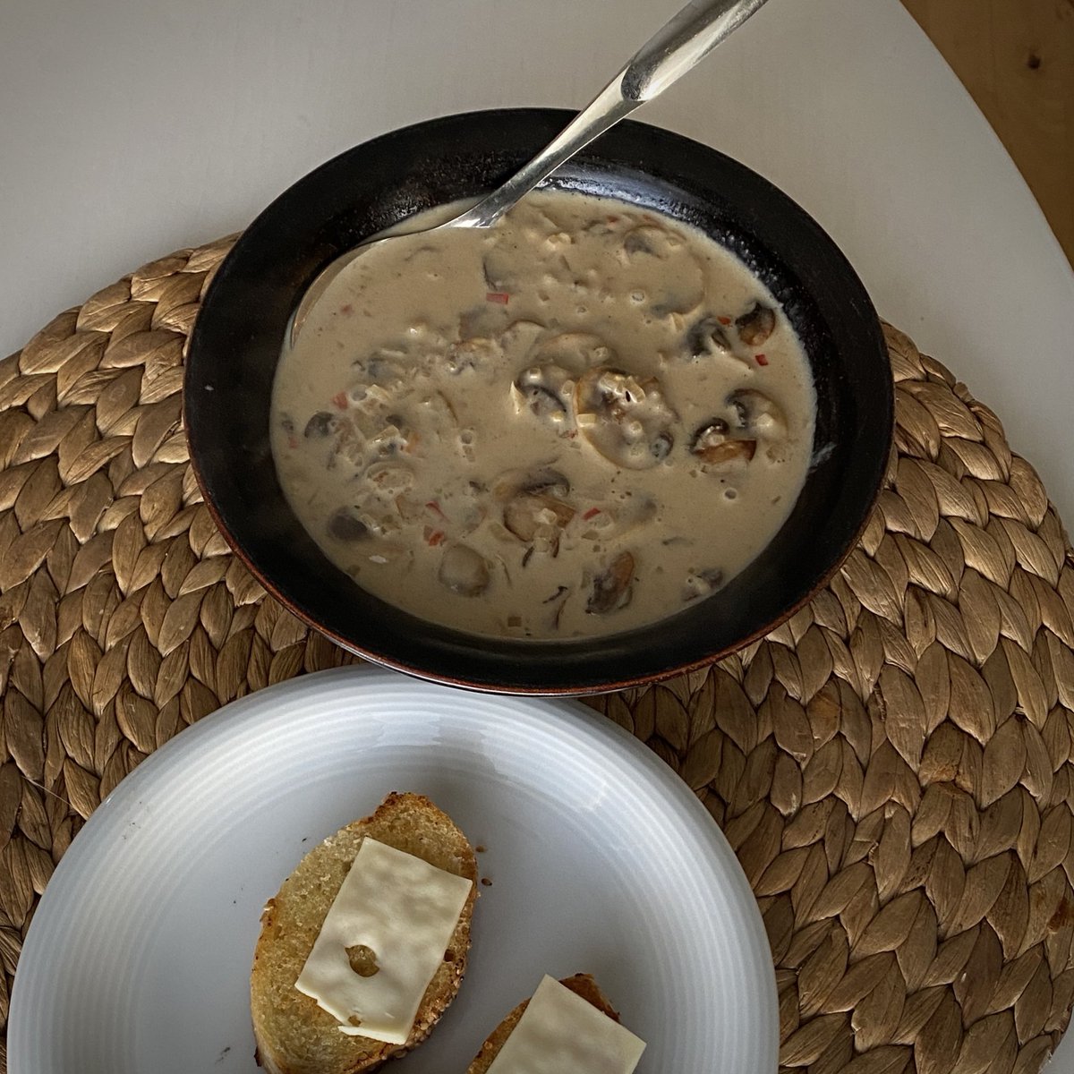 mattiselkala's tweet image. Tänään sienikeittoa herkkusienistä, chilillä ja koskenlaskijalla. Paahdettu patonki myös itsetehtyä.