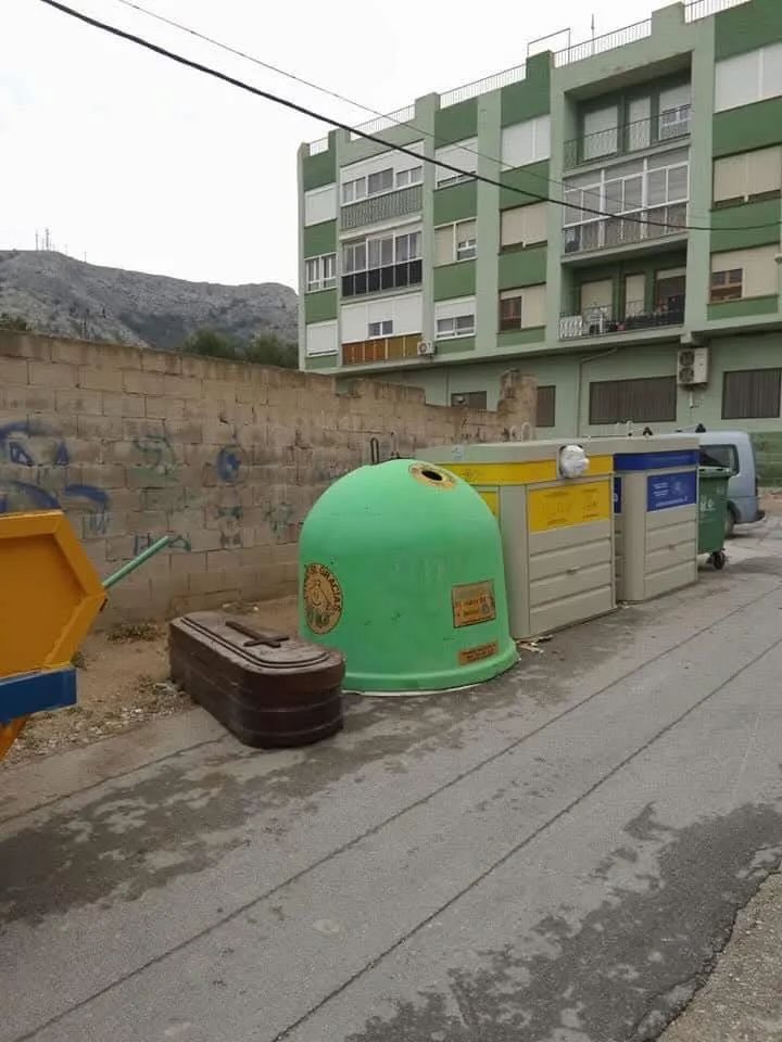 Orgánico, papel , plástico, vidrio y tus muertos.