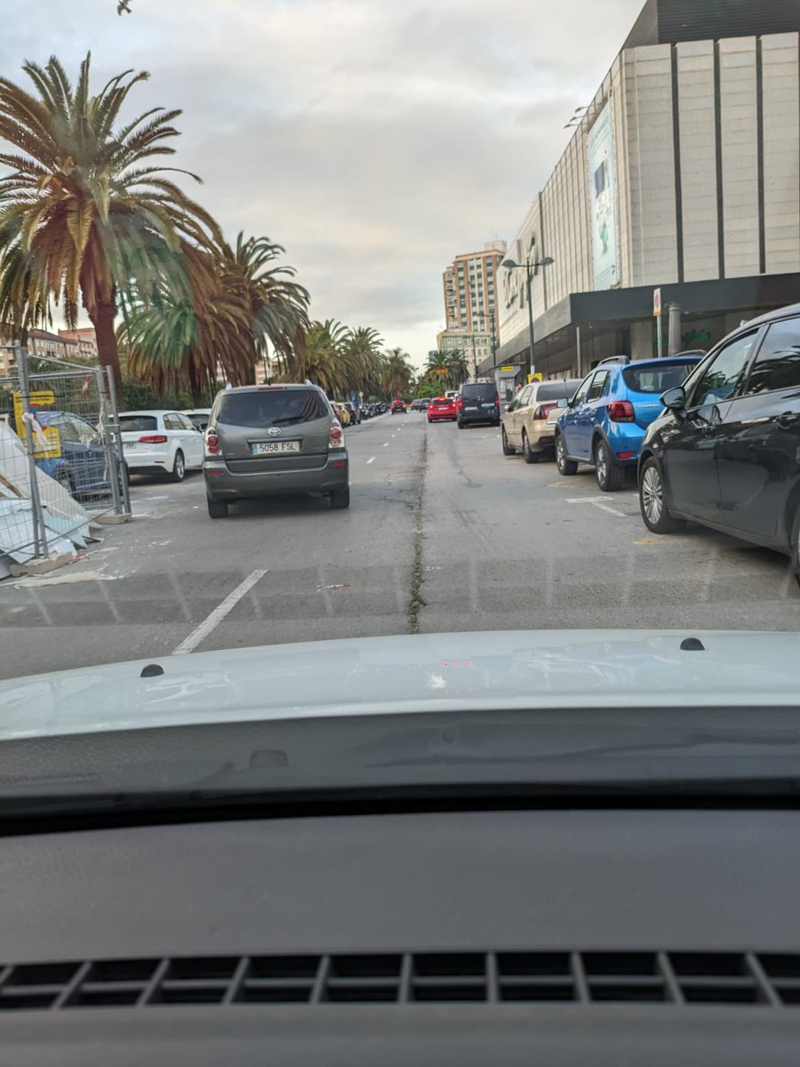 PabloLo89150232's tweet photo. @policialocalvlc la parada de taxis continúa igual https://t.co/o0aoaLo0gx