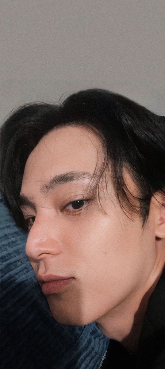 Kok ada yang nggak mau kalah lucu gitu, lho. Mana mukanya satu layar HP aku.