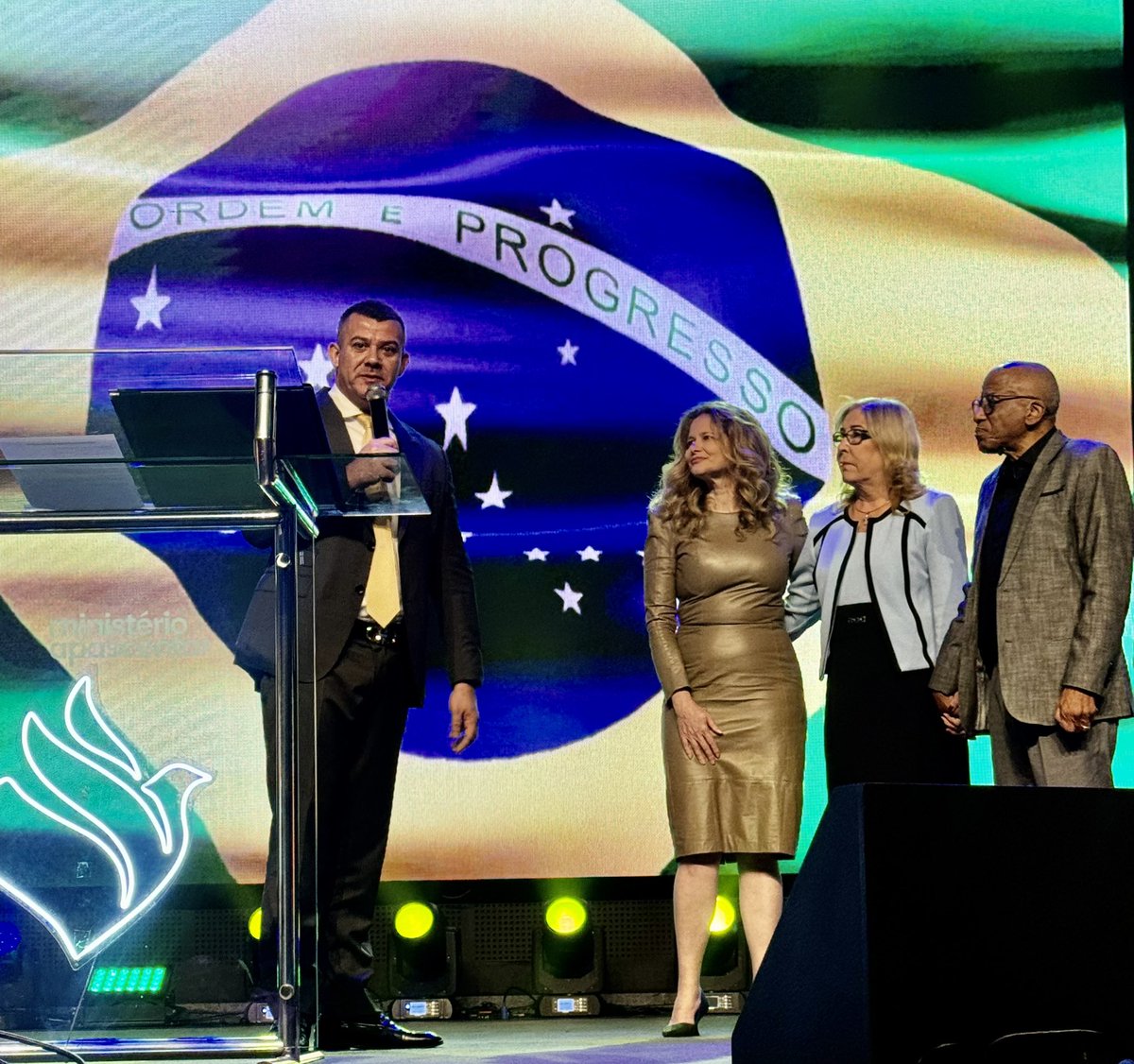 Hoje foi um dia de homenagear um líder muito especial da minha cidade Pr. Marcus Gregório, com a maior honraria do Estado do Rio de Janeiro: a Medalha Tiradentes concedida ao Pastor Presidente do Ministério Apascentar de Nova Iguaçu através do Deputado Estadual <a href="/AlanLopesRio/">Alan Lopes</a>