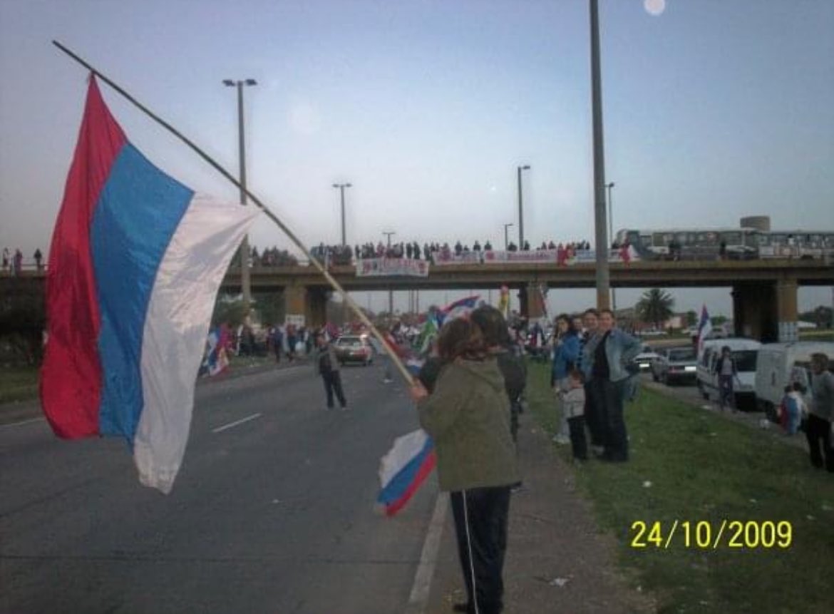 Virrrrde's tweet photo. En 2009, pasaba en los actos con mis padres, el día antes de las elecciones íbamos a la ruta a esperar a los votantes. Ayer volvimos solos con mi hermano, hoy voto convencida de que volvemos y de que estoy del lado correcto ❤️💙🤍

 #BalotajeUY https://t.co/sIIeQjL3Ij