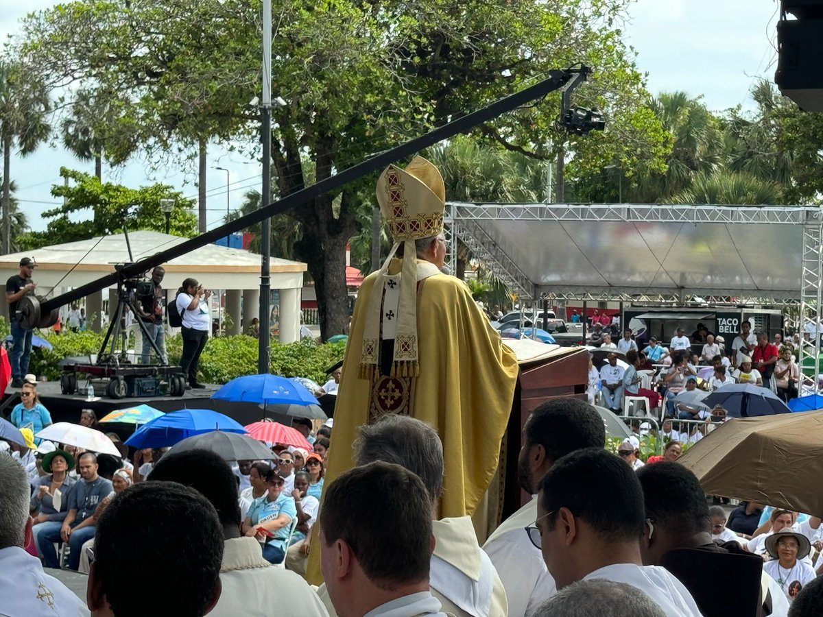 Arquidiocesisd's tweet photo. En este año de la oración, las familias dominicanas se unen por los valores, nos preparamos para el jubileo de Peregrinos de Esperanza en el 2025.
#UnPasoPorMiFamilia
#UnidosEnOracion
#PorUnaMejorNacion
Transmision #MultimediosVida @Televida #Arquidiocesisd https://t.co/TgauS3Q5cu