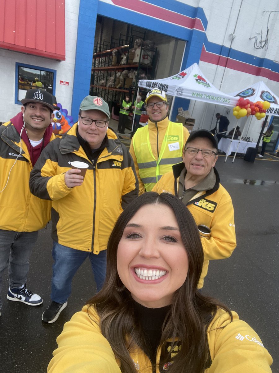 ConnerBoard's tweet image. Today is #HomeTeamHarvest! 🎉
@KING5Seattle is collecting food donations at several locations across Western Washington!
I’m with this squad and others at Eloise’s Cooking Pot’s warehouse in Tacoma! It is at 10303 E Portland Ave!
We are collecting food here until 1 PM!