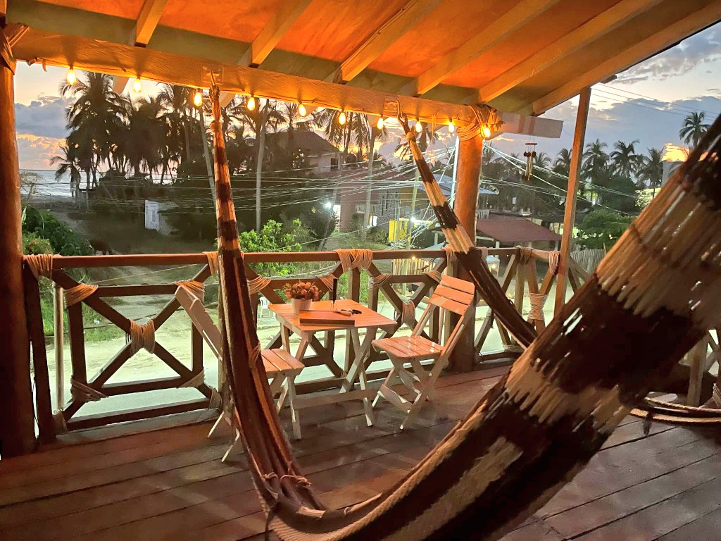 En renta cabaña en #PieDeLaCuesta para 2 personas.
Por semana o mes, 
Incluye kayaks y bicicletas.
#Acapulco