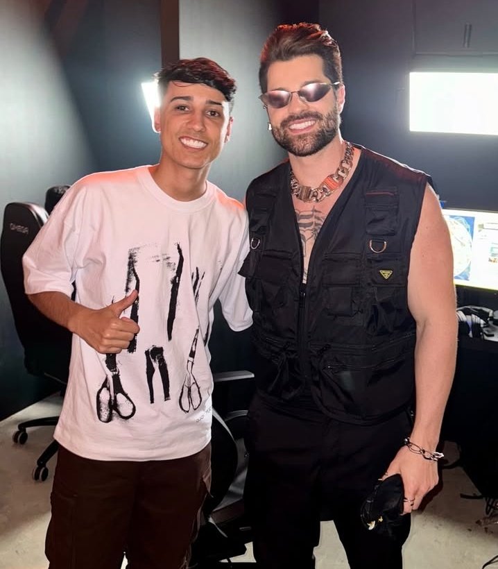 loudrare's tweet photo. FOTÃO 

BAK &amp; ALOK https://t.co/ysIc6gBL8c