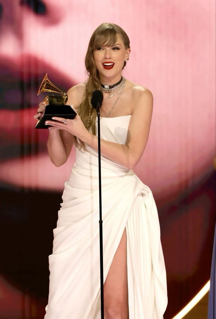 Nunca he visto a charli xcx en 15 años de carrera sostener un grammy
