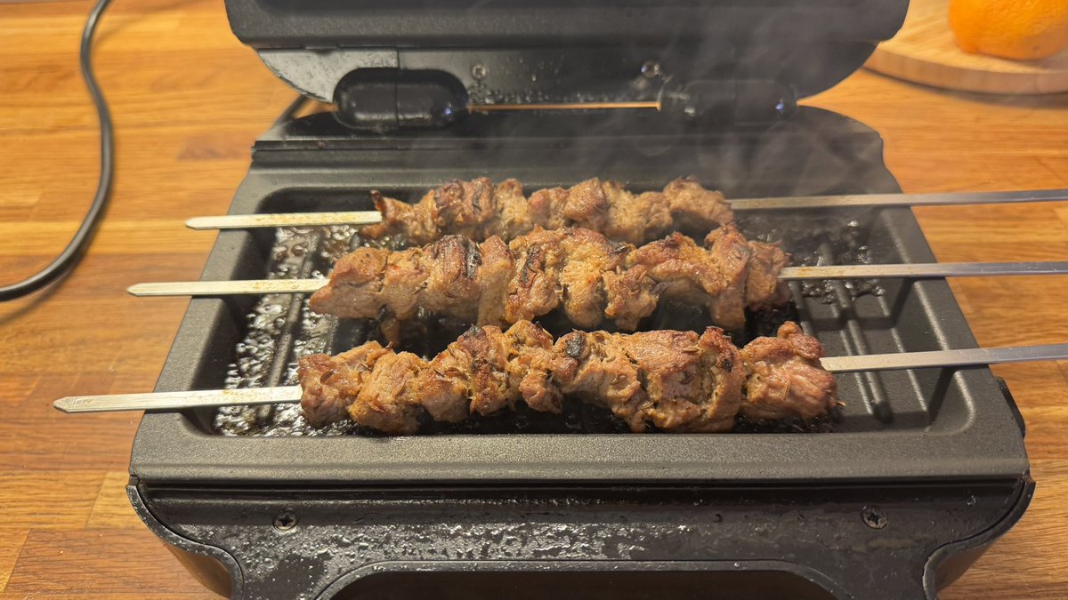 숯불을 피우기 곤란한 겨울 실내에서도 양꼬치는 샌드위치 그릴이 있다면 가능하다

양고기를 깍두기 모양으로 썰고
양파 마늘 고추가루가 포함된 그릴양념과 Kumin을 섞어서 묻혀주고
꼬치에 끼워서
샌드위치 그릴에 8-10분 구워주면

먹을만합니다

샌드위치 그릴 만능
