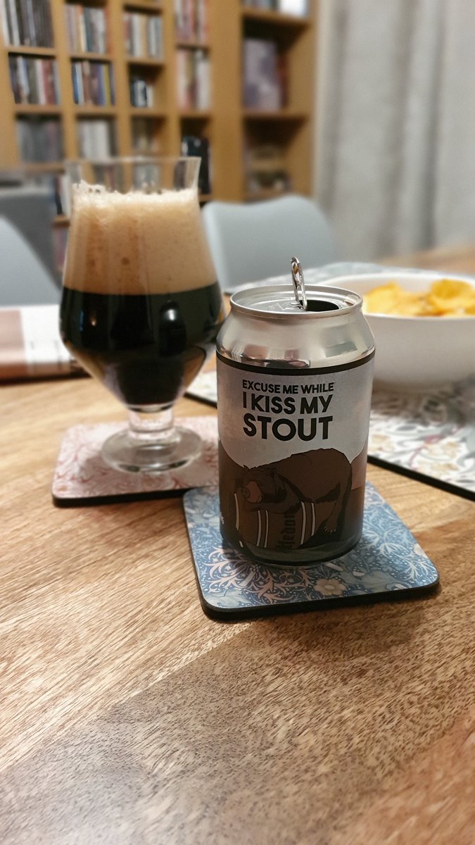 moneight's tweet photo. Lovely flavours, nice roast with coconut, vanilla and cinnamon. #HedonisAmbachtsbier π»
#SundayStout #beersnacks #newspaper https://t.co/jIY3iRNABe