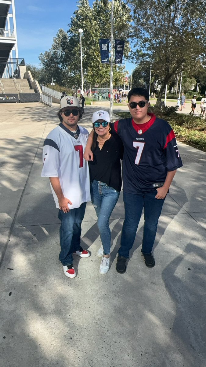 MTZ280's tweet photo. Here we go !!! Puro pinche TEXANS https://t.co/QPqMK7beZ2