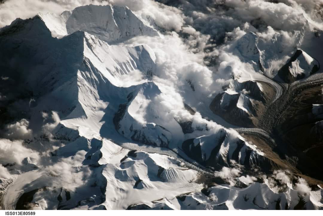 EverestToday's tweet photo. No place higher on Earth: Mt #Everest (8848.86 m) the best picture ever taken from the International Space Station, 2006.09.13, 10:50:01 GMT, 800-mm #ISS013. Hi-res: https://t.co/WaEZ3CH421 https://t.co/1aQLgIFdLY