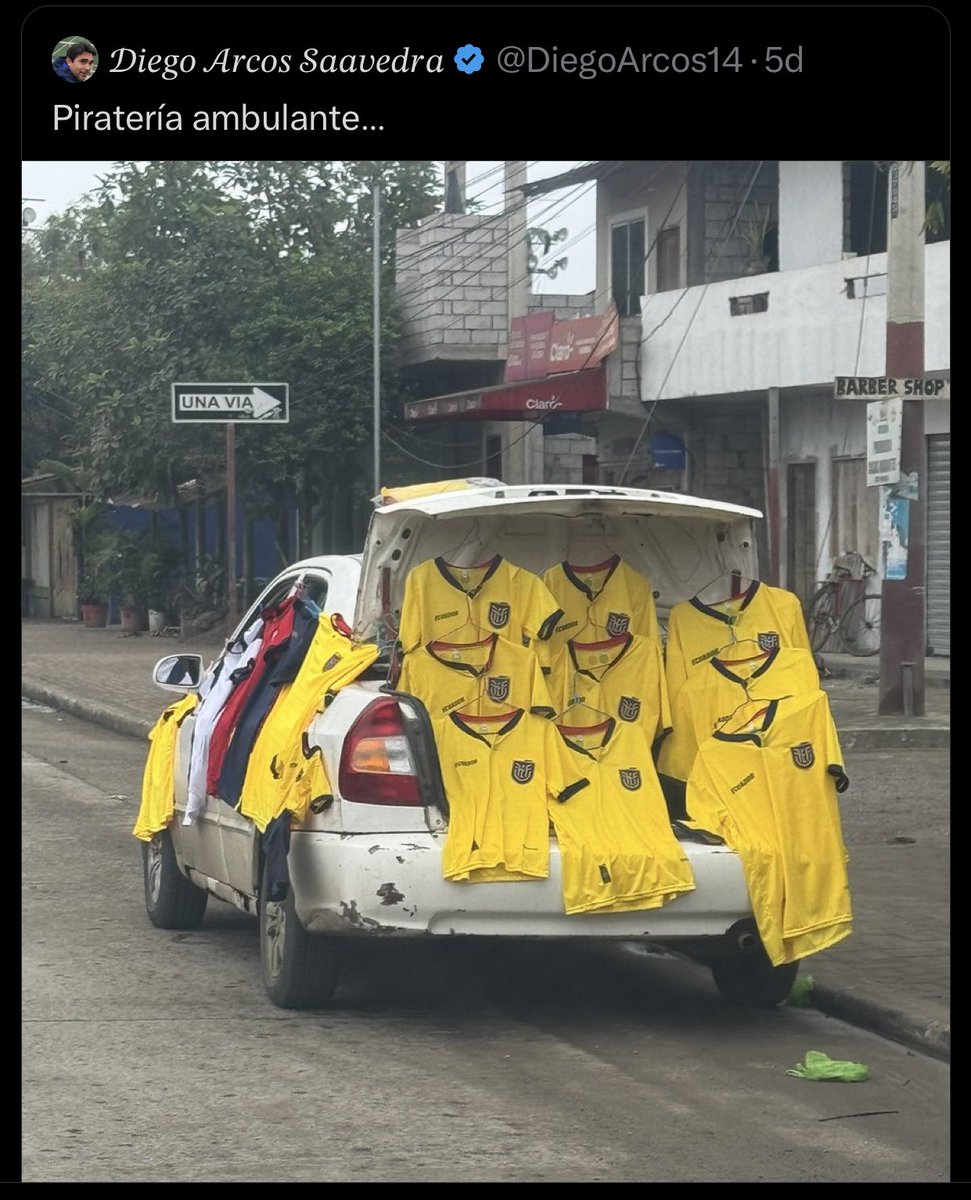 _ValerieOk's tweet image. Diego Arcos en su afán de en ese entonces perjudicar a #Barcelona, fué el artífice de que #Ecuador hoy tenga 3 puntos menos en la tabla de las eliminatorias.
Ahora quiere mandar a todo el municipio a que le caigan a un comerciante que se está ganando honradamente el pan vendiendo…