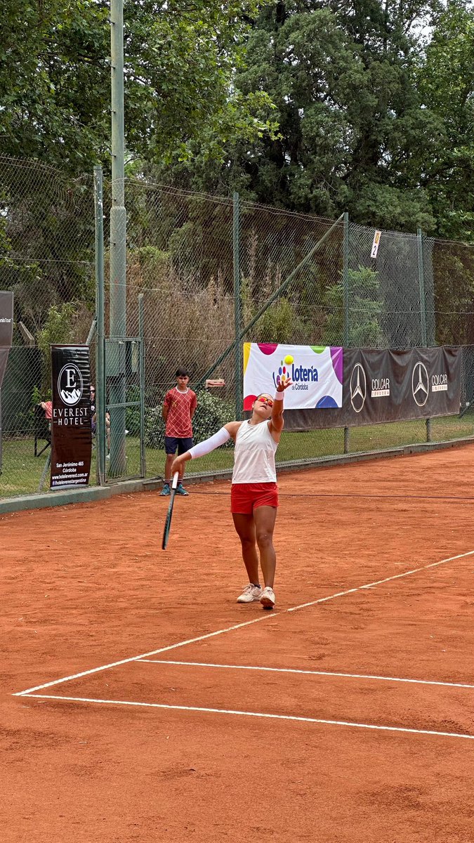 Victoria de <a href="/lulu_giova06/">Luisina Giovannini</a> 📸 en el W15 <a href="/AATenis/">Asociación Argentina de Tenis</a> en el Córdoba Lawn Tennis Club 
Venció a Justina González Daniele por 6-7, 6-2 y 6-3.
Giovannini ganó su tercer título en el año (el 21 para el tenis femenino argentino).

#Giovannini #Córdoba #González #Daniele
<a href="/FedCbesadeTenis/">F.C.T.</a>