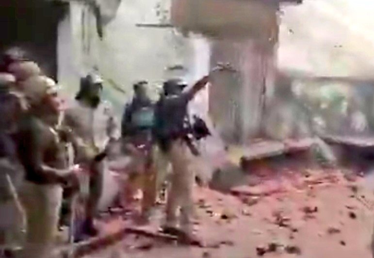 बहराइच में इतना उपद्रव आगजनी हुई, पुलिस ने कोई गोली नहीं चलाई। 
#Sambhal में शांतिपूर्ण प्रदर्शन पर गोली चला दी, क्योंकि प्रदर्शनकारी मुसलमान थे। 
#AllEyesOnIndianMuslims