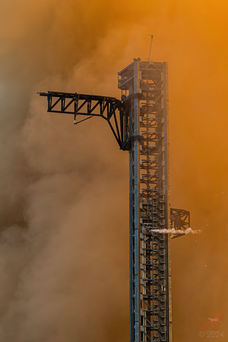 TheAstroN8's tweet photo. Aftermath ... fire, smoke, and an empty tower waiting for a rendezvous which wasn't to be.
#Starship #IFT6 https://t.co/4RkkzvwmdM