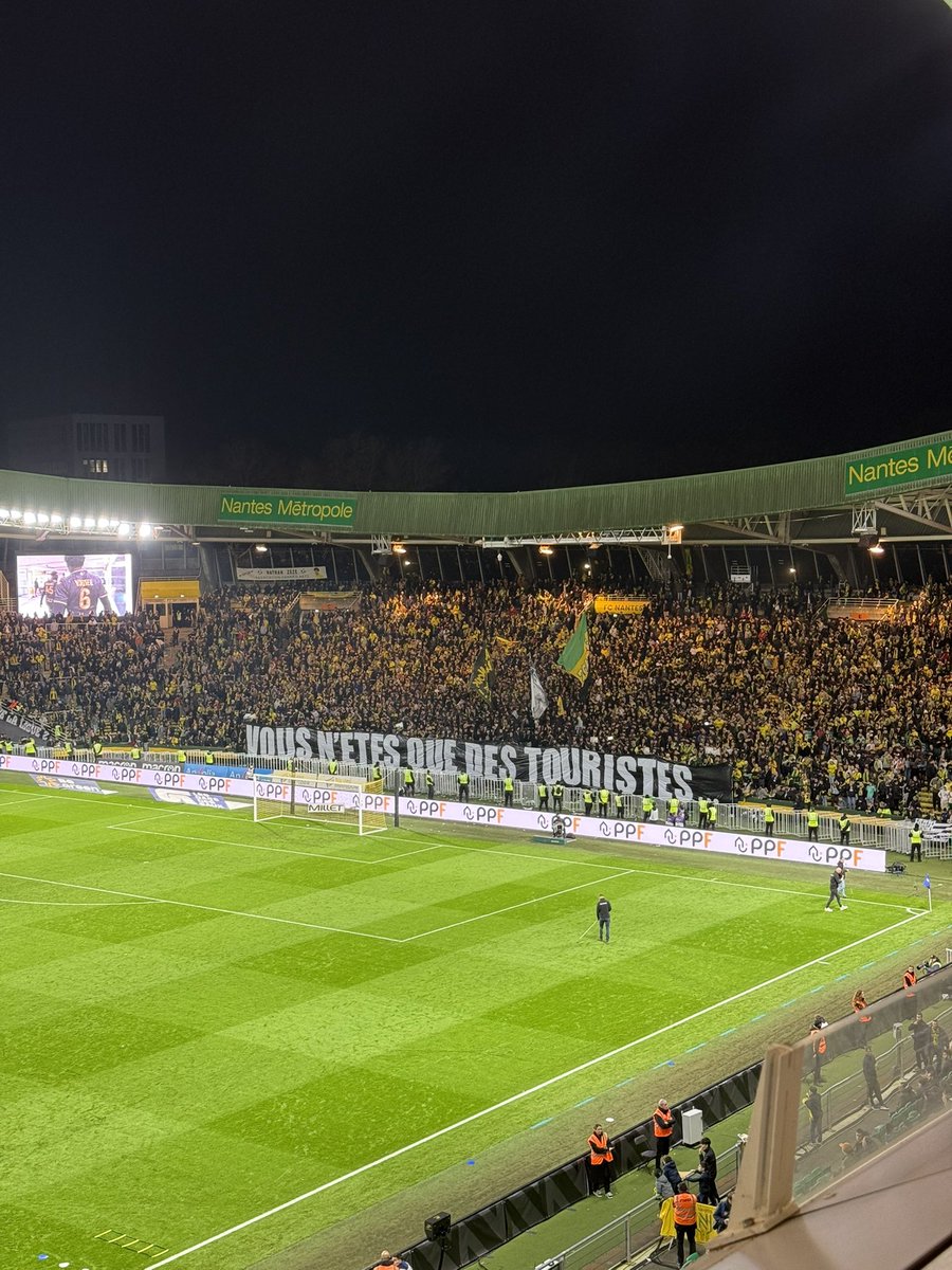 pabard's tweet photo. Encore un message de La Tribune Loire à l’entame de la 2e mi-temps… 
#FCNantes #FCNHAC #HAC #LeHavre https://t.co/sEtwNl25NO
