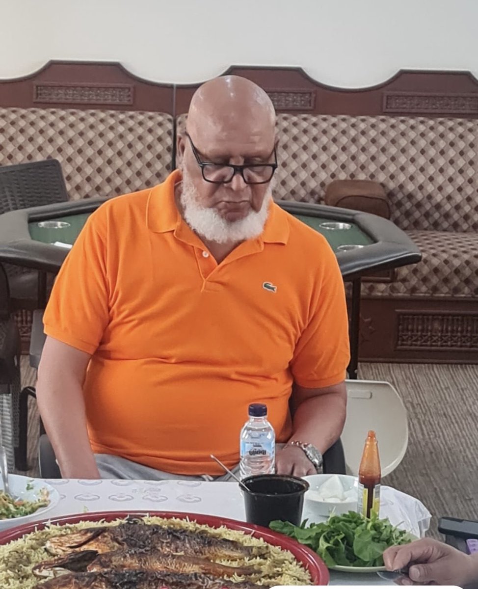 الفارس الأسمر فتحى كميل نجم الكره الكويتيه وموهبتها على مر العصور فى آخر ظهور له الهدوء والسكينه والتقرب إلى الله 
الله يمده بالصحه والعافيه