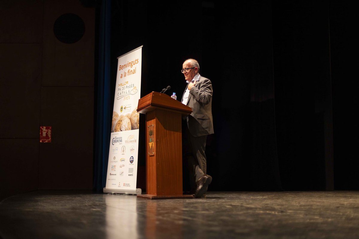 Joan_Godia's tweet photo. Felicitats a @montserratforners, la fleca guanyadora del concurs al Millor Pa de Pagès Català 2024. El  Pa de Pagès amb IGP (Indicació Geogràfica Protegida) certifica a les persones consumidores que estan adquirint un producte artesanal fet amb farines de qualitat i masses mares. https://t.co/lnsqDn0hGx