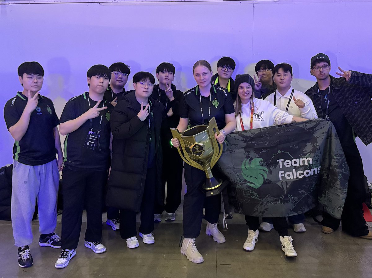 Plant (@plantingplanetz) on Twitter photo Falcons Vega meeting the Overwatch Champions🦅💚 <a href="/FalconsEsport/">Falcons Esports</a>
First one is before winning, second one is after winning 🏆 Falcons Vega meeting the Overwatch Champions🦅💚 <a href="/FalconsEsport/">Falcons Esports</a>
First one is before winning, second one is after winning 🏆