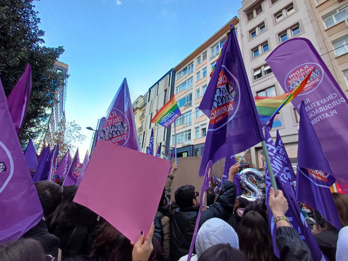 25 Kasım için Kadıköy'de Süreyya Operası önünde eylemdeydik. Şiddeti bitireceğiz, eşit, özgür bir dünyayı kazanacağız🏳️‍🌈🏳️‍⚧️✊
