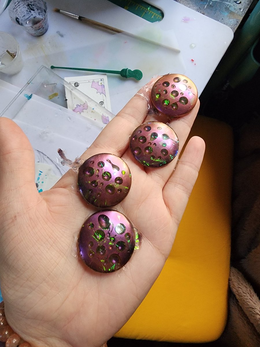 ALuckyFox's tweet photo. Made these the other day. Very happy with the outcome. Some clean up needed but they will need homes lol #resin #resinart https://t.co/rXxt87pKOX