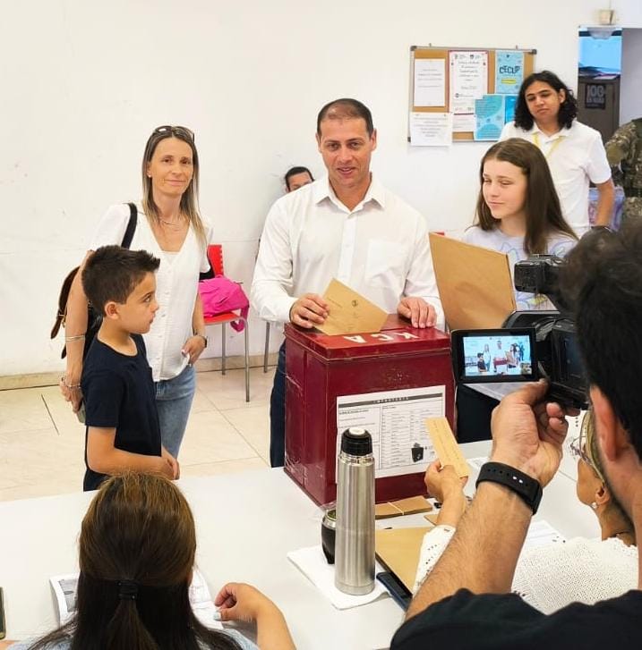 @609paysandu (@mpppaysandu) on Twitter photo En Paysandú, ya votaron la Presidenta del <a href="/FrentePaysandu/">Frente Amplio Paysandú</a> Gabriela Fallini, la Diputada Cecilia Bottino y el diputado electo Juan Gorosterrazú.
Sabremos cumplir!
<a href="/FrentePaysandu/">Frente Amplio Paysandú</a>
<a href="/MPP609/">MPP 609</a> En Paysandú, ya votaron la Presidenta del <a href="/FrentePaysandu/">Frente Amplio Paysandú</a> Gabriela Fallini, la Diputada Cecilia Bottino y el diputado electo Juan Gorosterrazú.
Sabremos cumplir!
<a href="/FrentePaysandu/">Frente Amplio Paysandú</a>
<a href="/MPP609/">MPP 609</a>