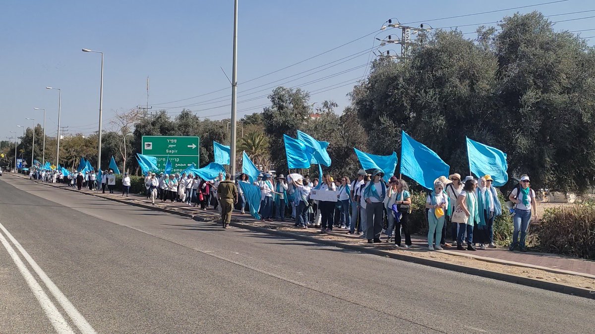 WomenWagePeace's tweet photo. العربية ⬇️ English 

עשר שנים לאחר השקת התנועה ונסיעתנו הראשונה ברכבת לשדרות, ובעיצומה של מלחמה איומה, עלינו שוב על הרכבת. מנהריה, מב"ש ומירושלים, מכל קצות הארץ, התקבצנו, שיחזרנו וציינו עשור של פעילות בלתי פוסקת, ושנה בלי ויויאן סילבר ז"ל. 
התאספנו לקרוא בקול גדול שאנחנו לא מוותרות, אנחנו ממשיכות בכל הכח בדרכה, דרכנו, ואנחנו קוראות להסכם שיחזיר את החטופים ויסיים את המלחמה הארורה הזו.

بعد مرور عشر سنوات على انطلاقة الحركة ورحلتنا الأولى بالقطار إلى سديروت، وفي خضم حرب رهيبة، ركبنا القطار مرة أخرى.  من نهاريا الى بئر السبع، ومن بئر السبع الى القدس، ومن كل أنحاء البلاد، اجتمعنا واحيينا ذكرى مرور عقد من النشاط المتواصل، وعام بدون المرحومة فيفيان سيلفر.  اجتمعنا لنسمع بأعلى صوت أننا لا نستسلم، بل نواصل وبكل قوتنا طريقها، طريقنا ، ونطالب باتفاق لإعادة المختطفين ولإنهاء هذه الحرب اللعينة.

Ten years after launching our movement and our first train ride to Sderot, and in the midst of a terrible war, we boarded the train again. From Nahariya, Be'er Sheva, and Jerusalem, from all corners of the country, we gathered to mark a decade of continuous activism, and a year without #VivianSilver of blessed memory. 
We assembled to declare loudly that we are not giving up – we continue tirelessly in her path, our path, and we call for an agreement that will bring back the hostages and end this cursed war.