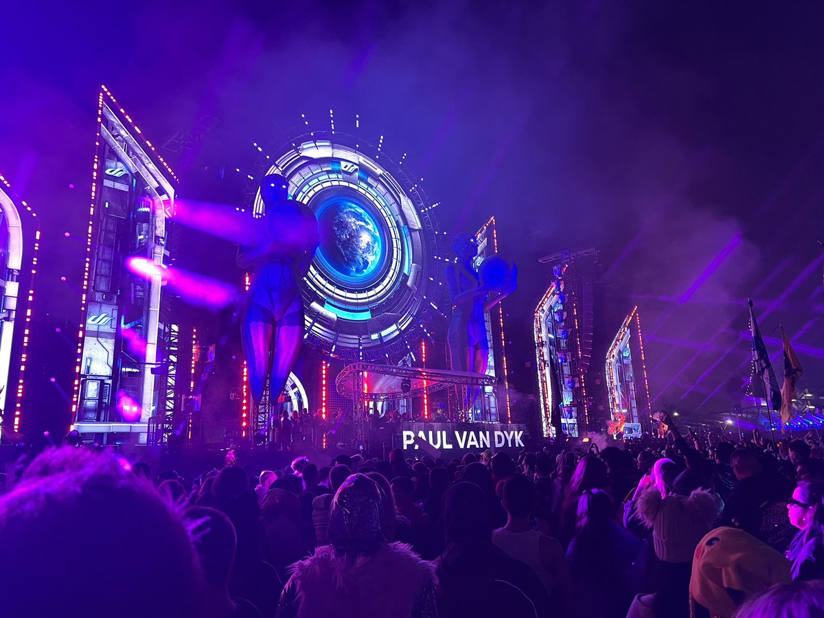 LoveeeeAlly's tweet photo. Everyone: Are you going to @DreamstateUSA 

Me: No 🥲 

Also Me: https://t.co/GHlftIFjjh